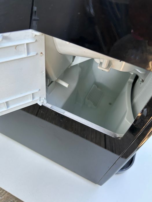 Машина за Лед и студена вода.