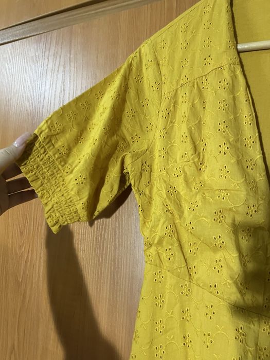 Жълта /охра/ рокля