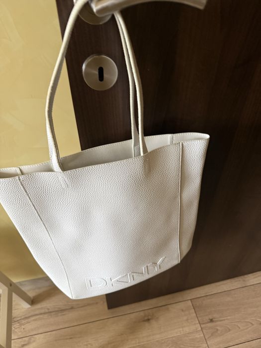 Бяла дамска чанта DKNY