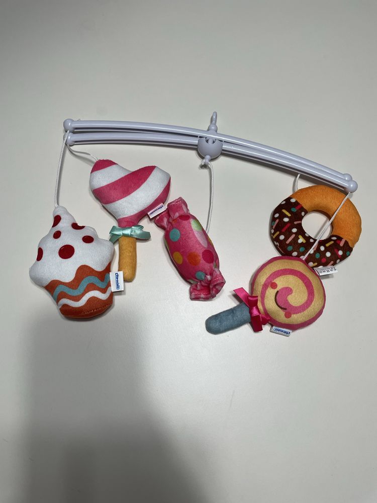 Музикална играчка за легло Сладкиши Chipolino