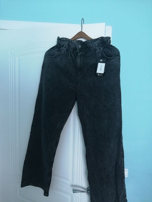 Джинсы новые, темно-серого цвета