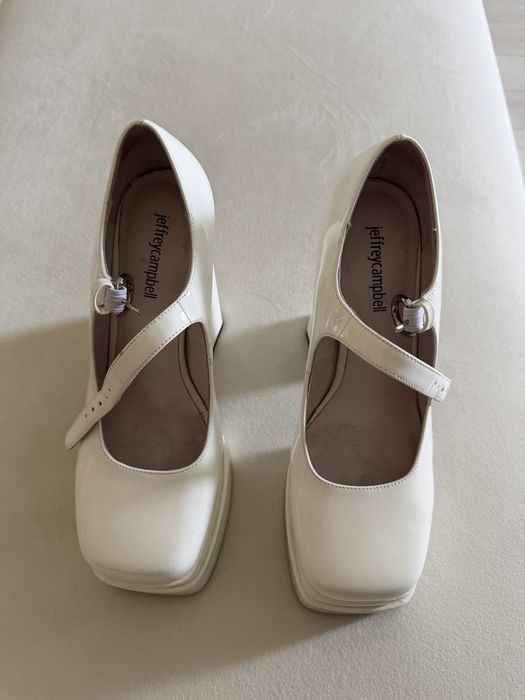 Бели лачени обивки с ток