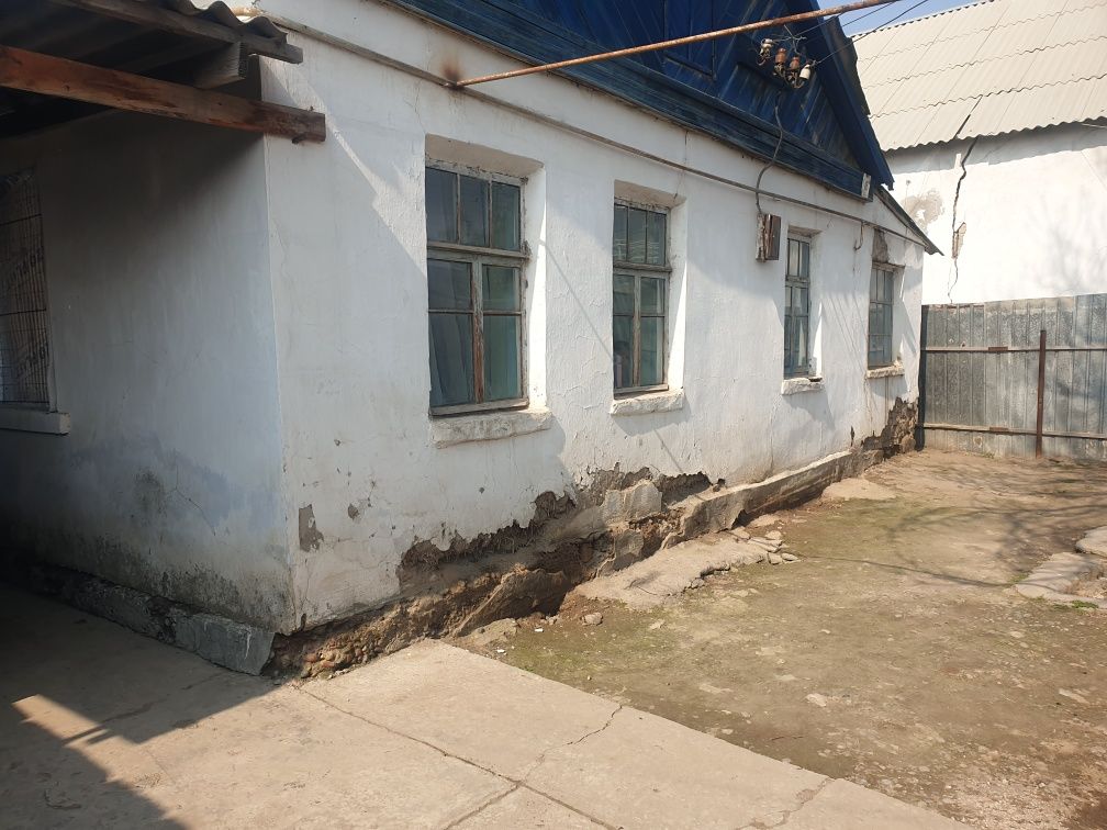 Sirdaryo shahar navoiy kochada 5.5 sothli hovli sotiladi
