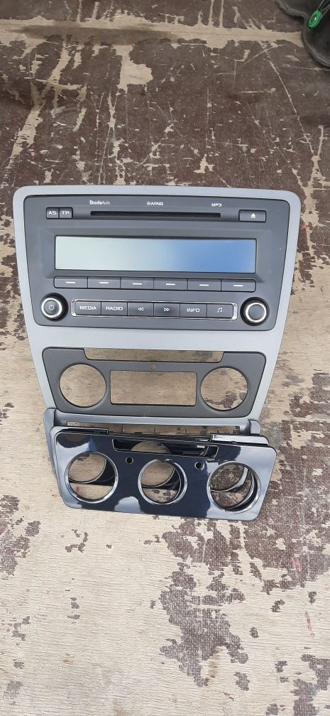 Vind blok comanda bord cu radio cd original skoda Octavia1.6 an 2012