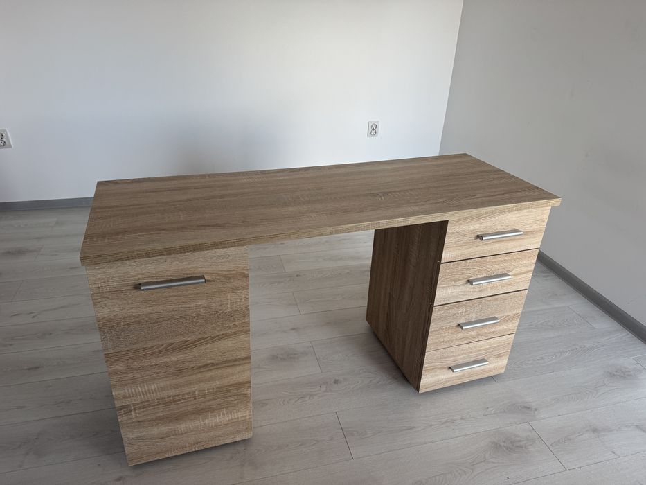 Vand birou aproape nou