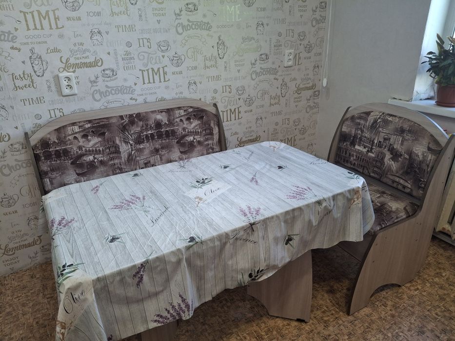 Угловой диван и стол
