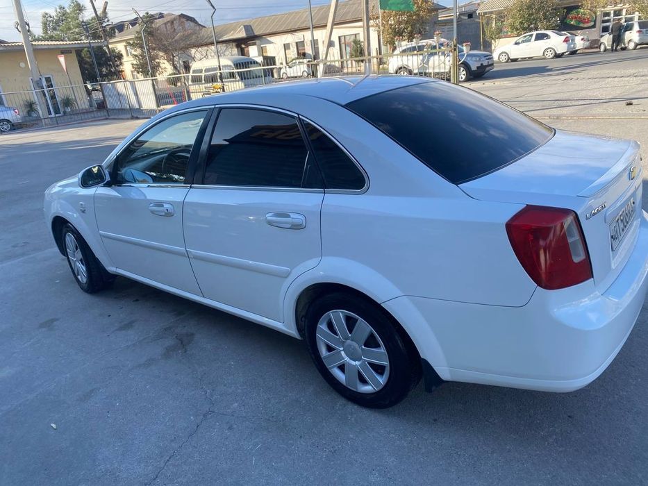 Lacetti 2011 sotiladi