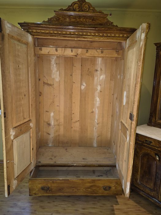 Vand mobila veche din lemn de nuc