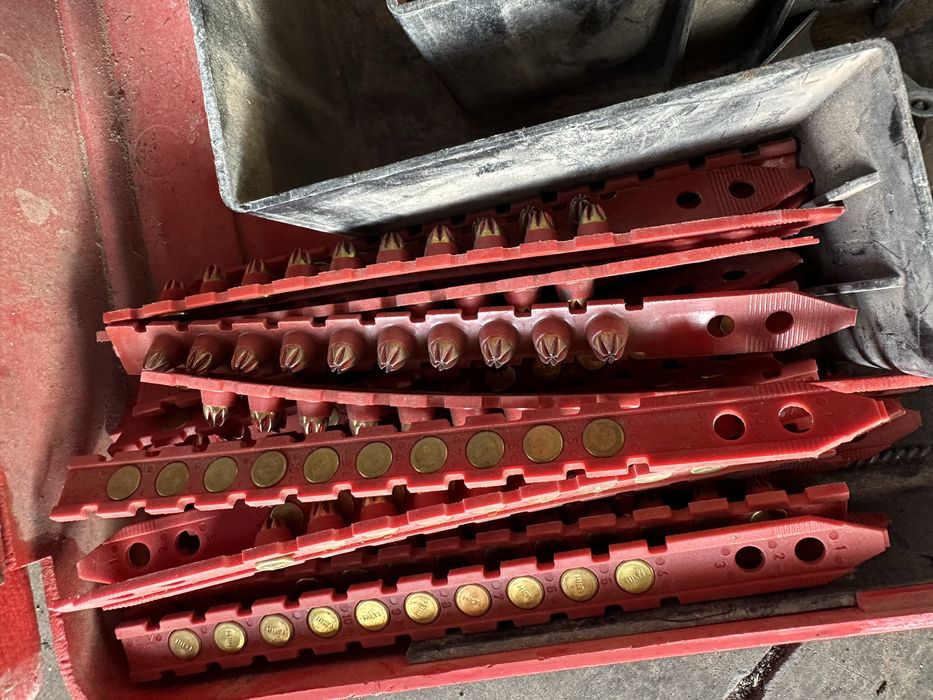 Pistol de puşcat bolțuri , capse ,