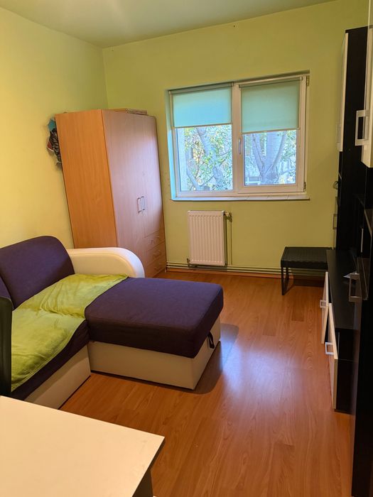 Vând apartament 3 camere zona Soarelui.