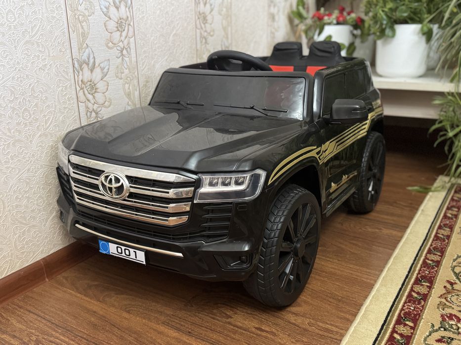 Продам детскую машину Toyota (черная)