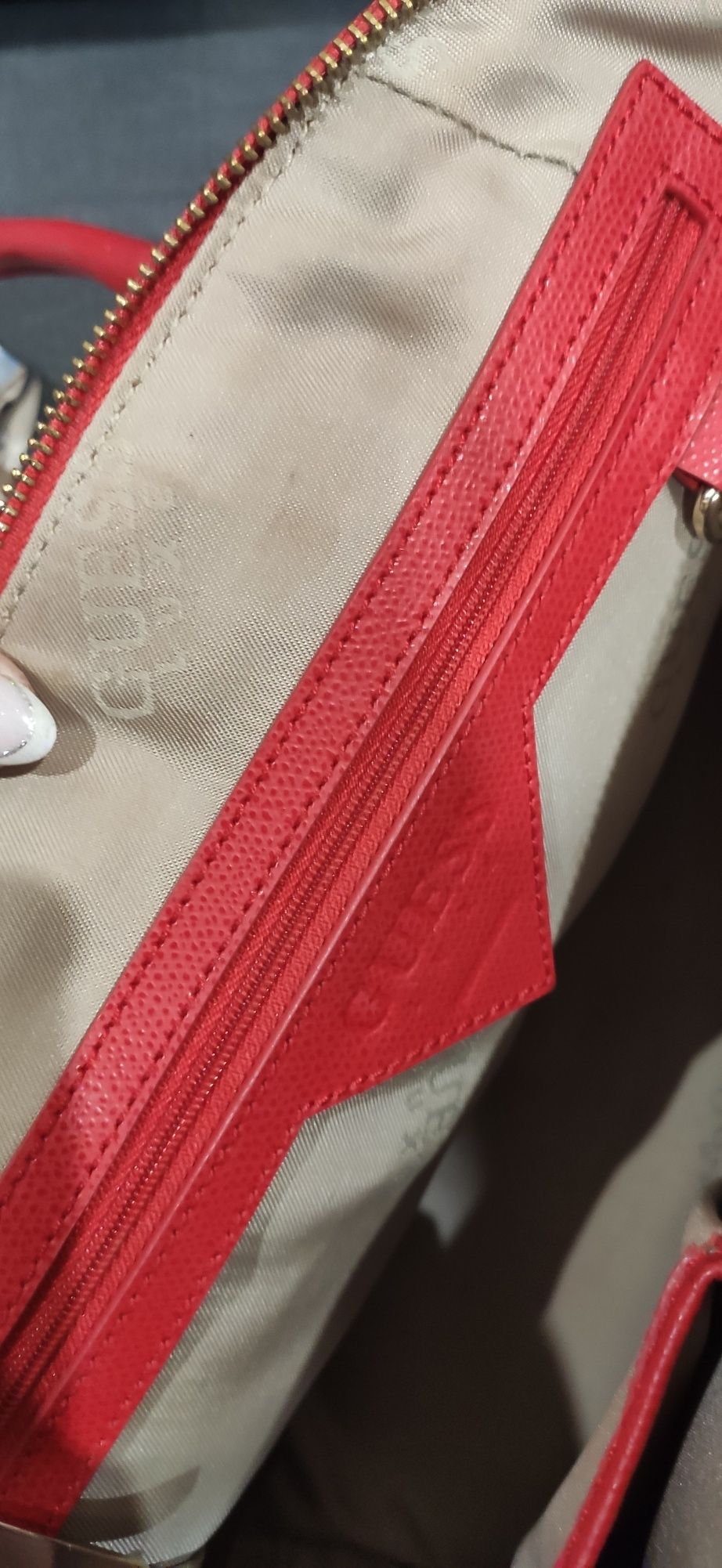 Дамска чанта на Guess