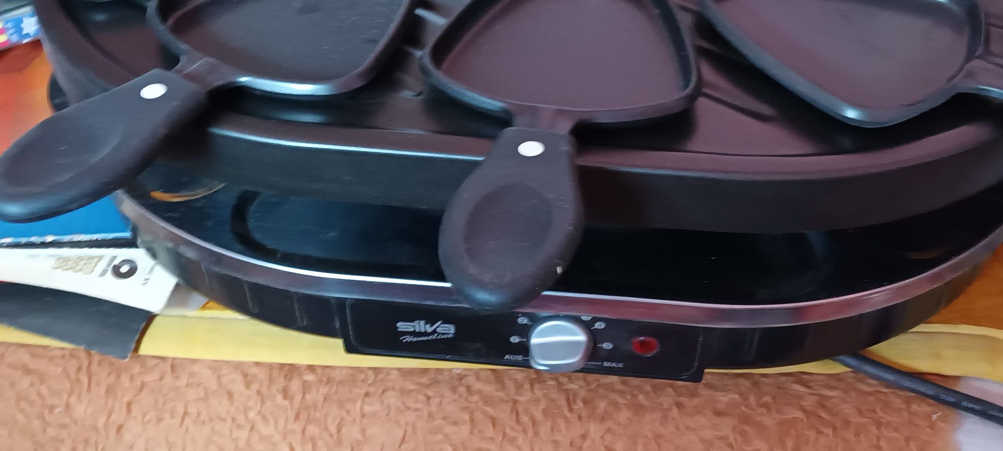 Gril electric cu tăvițe,  nou nouț este de Firma.