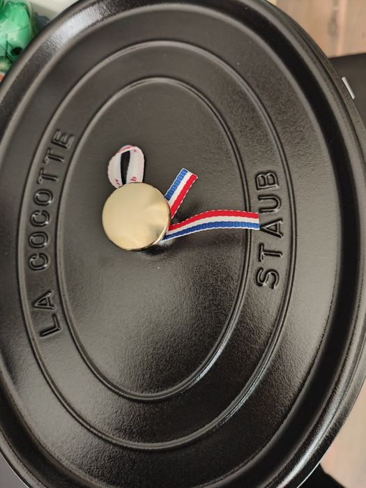 Vând oala Staub nu LeCreuset