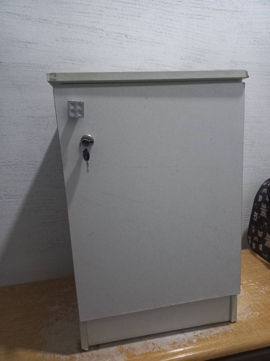 Стулья, тумба и парта