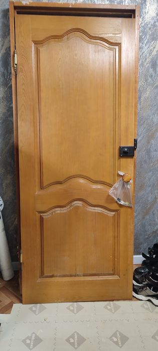 Продам деревянную дверь