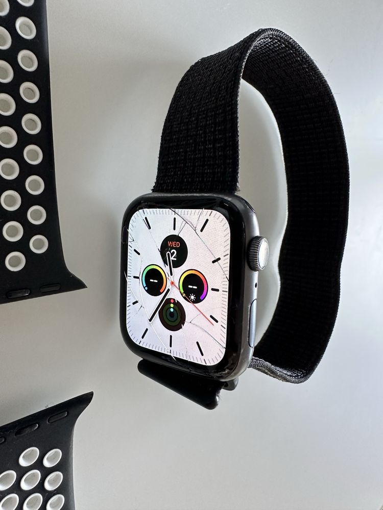 Apple Watch 4 44мм + 3бр каишки