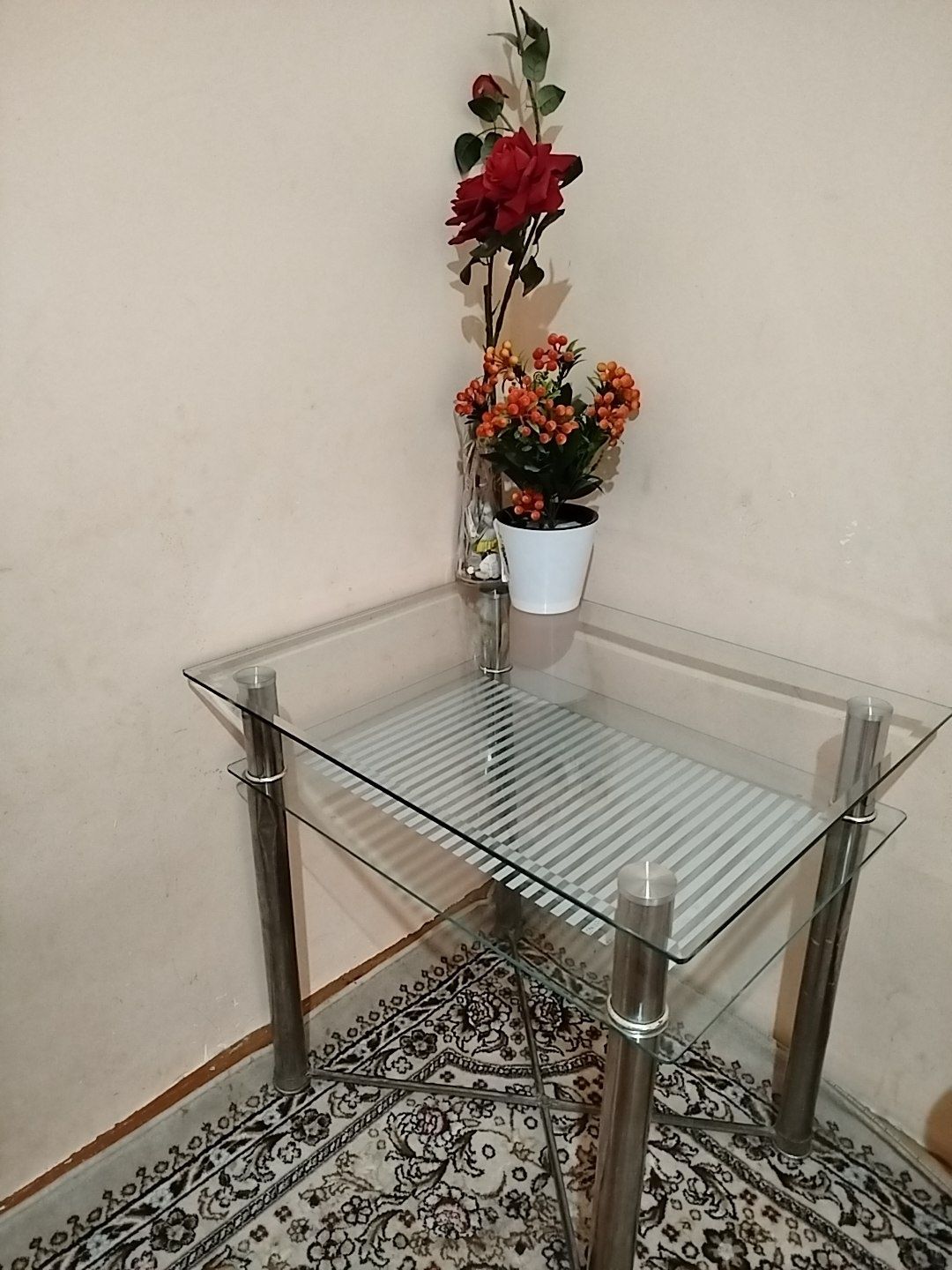 Стеклянный стол.