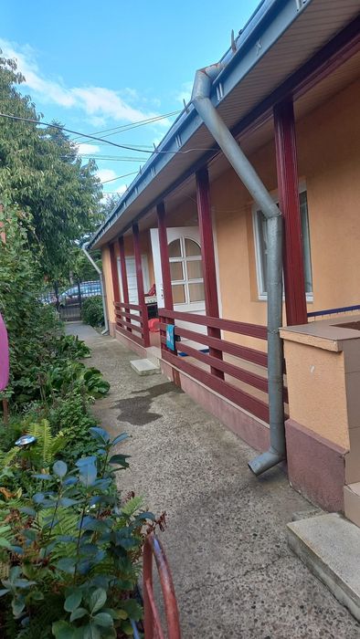 Garsonieră la curte