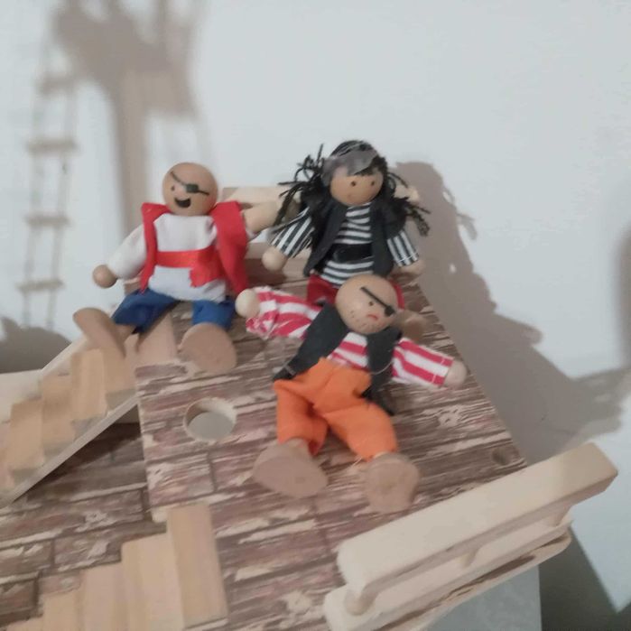 Дървен кораб с пирати