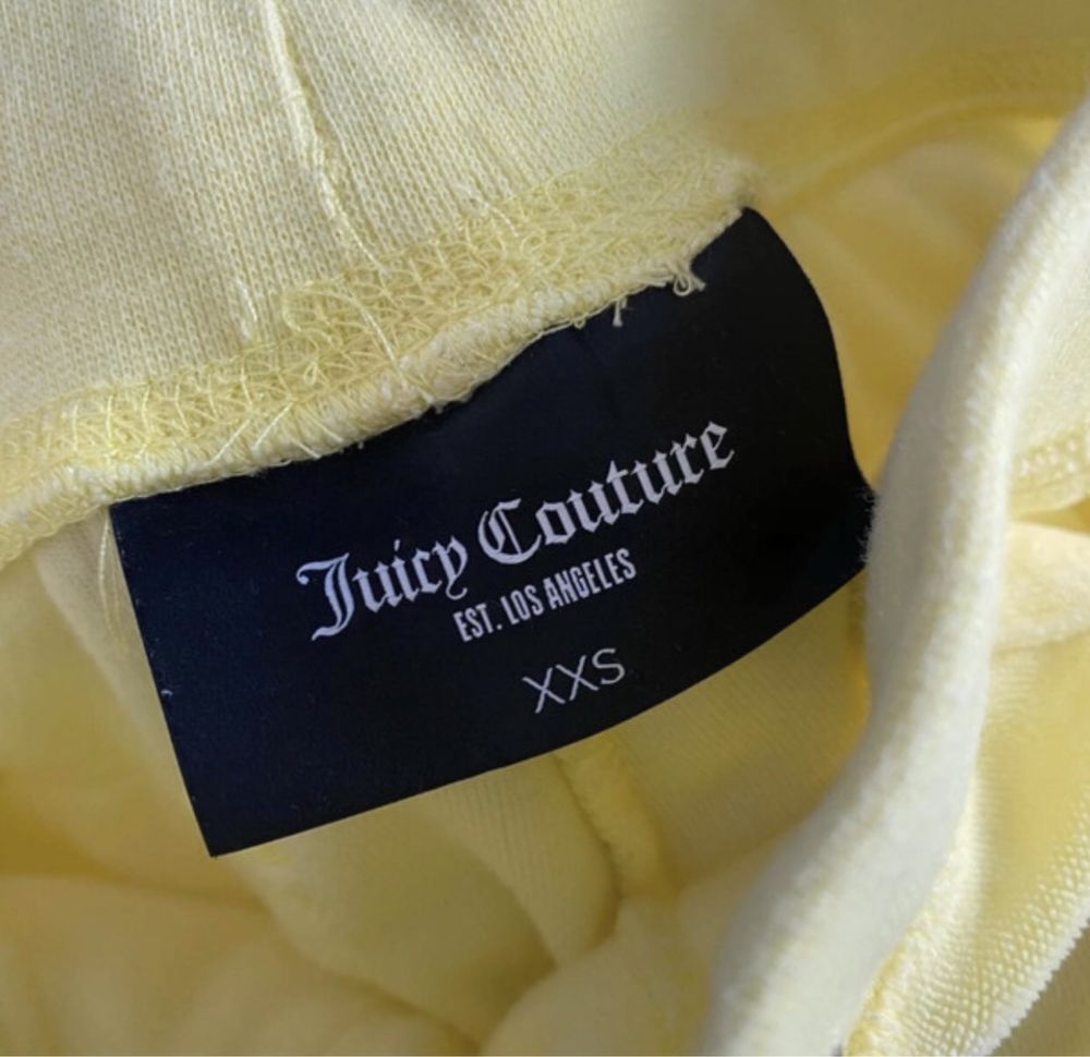 Pantaloni Juicy Couture de catifea cu buzunare la spate