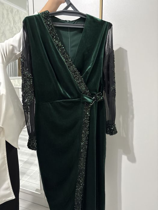 Продаю платье велюровое.