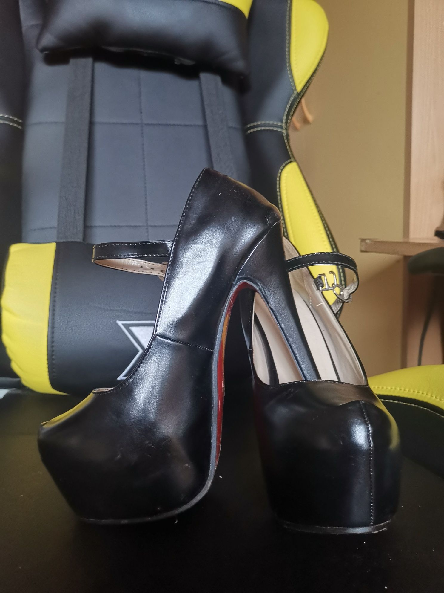 Pantofi imitație Louboutin