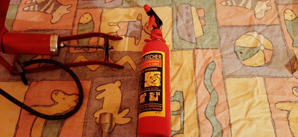 Крачна помпа,пожарогасител  и други.