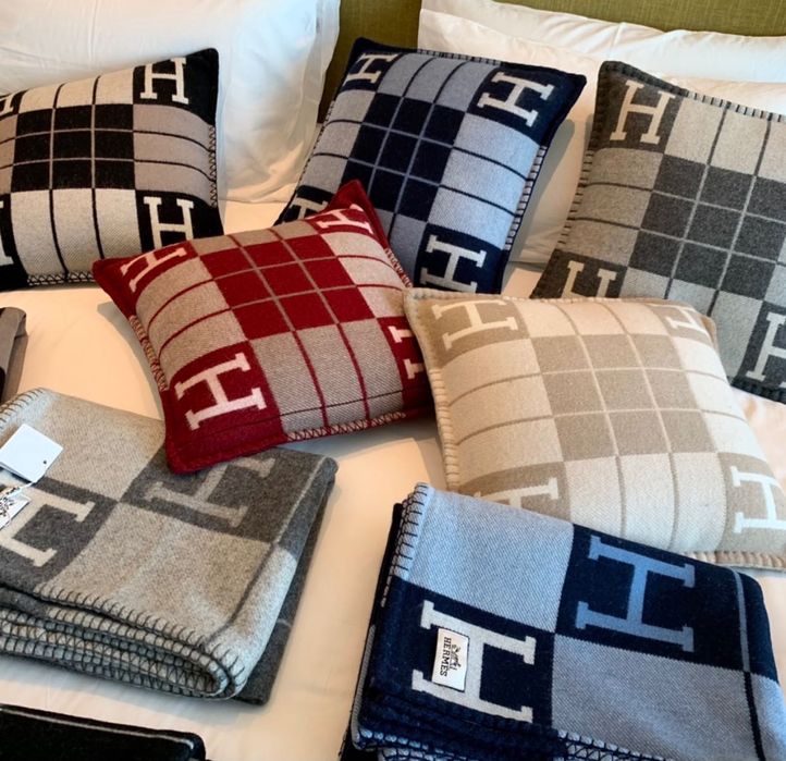 Hermes одеяло и възглавница