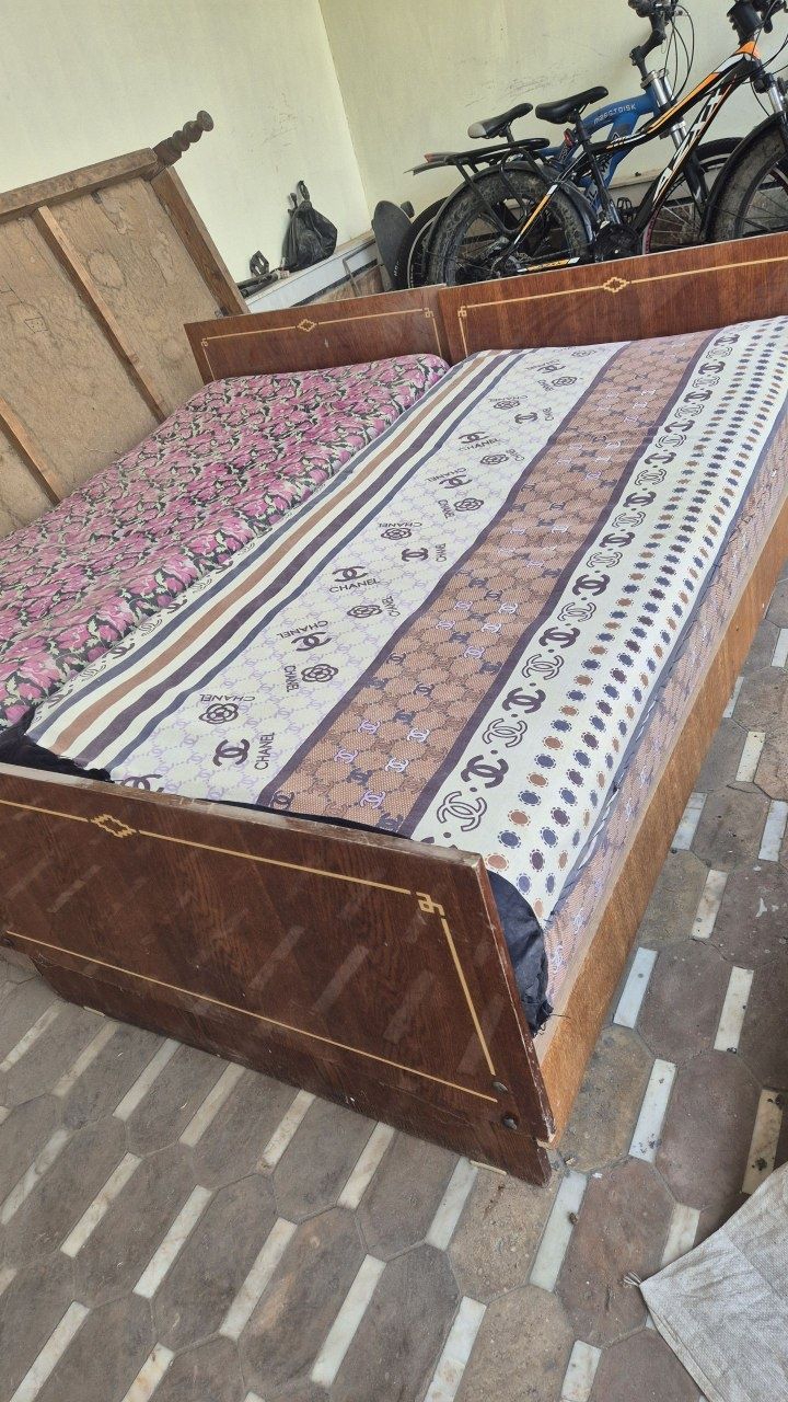 Divan- karavot matrasli.holati yaxshi