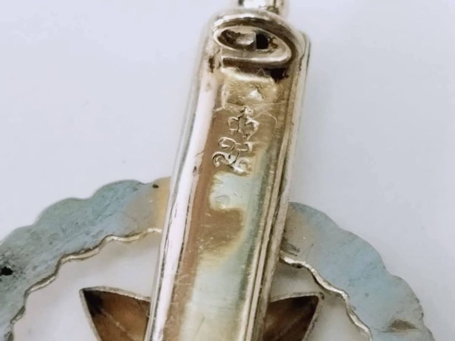 Veche brosa placata cu aur