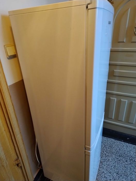 Бял Хладилник Веко