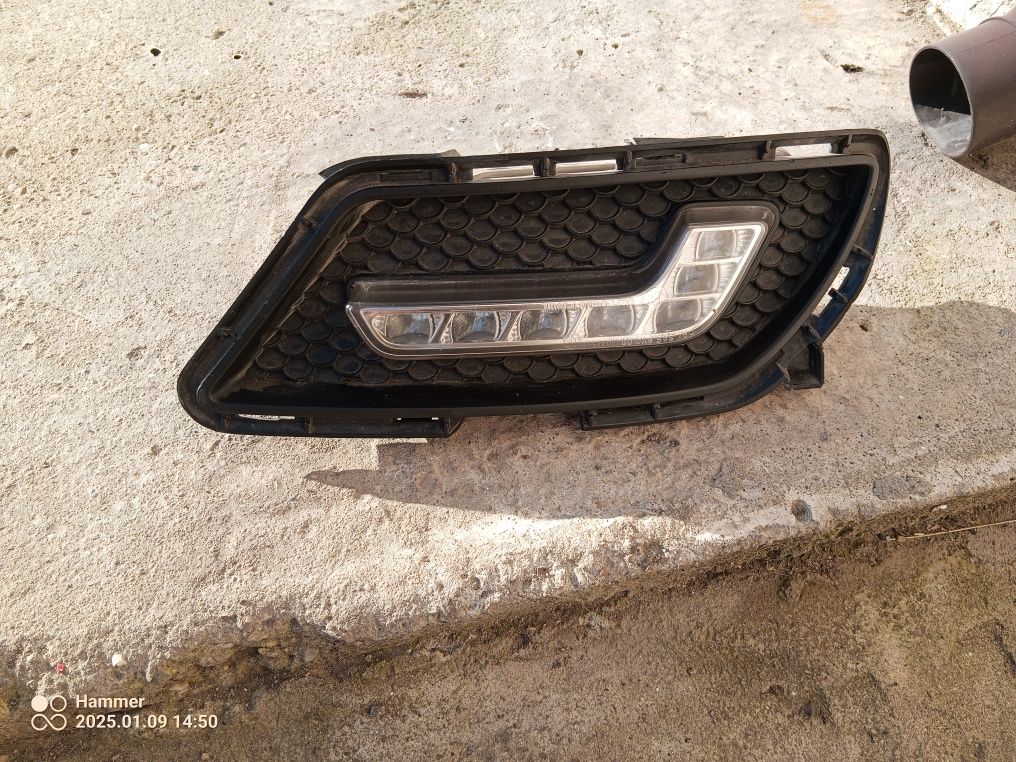 Продавам десен халоген дневни светлини за mercedes c207