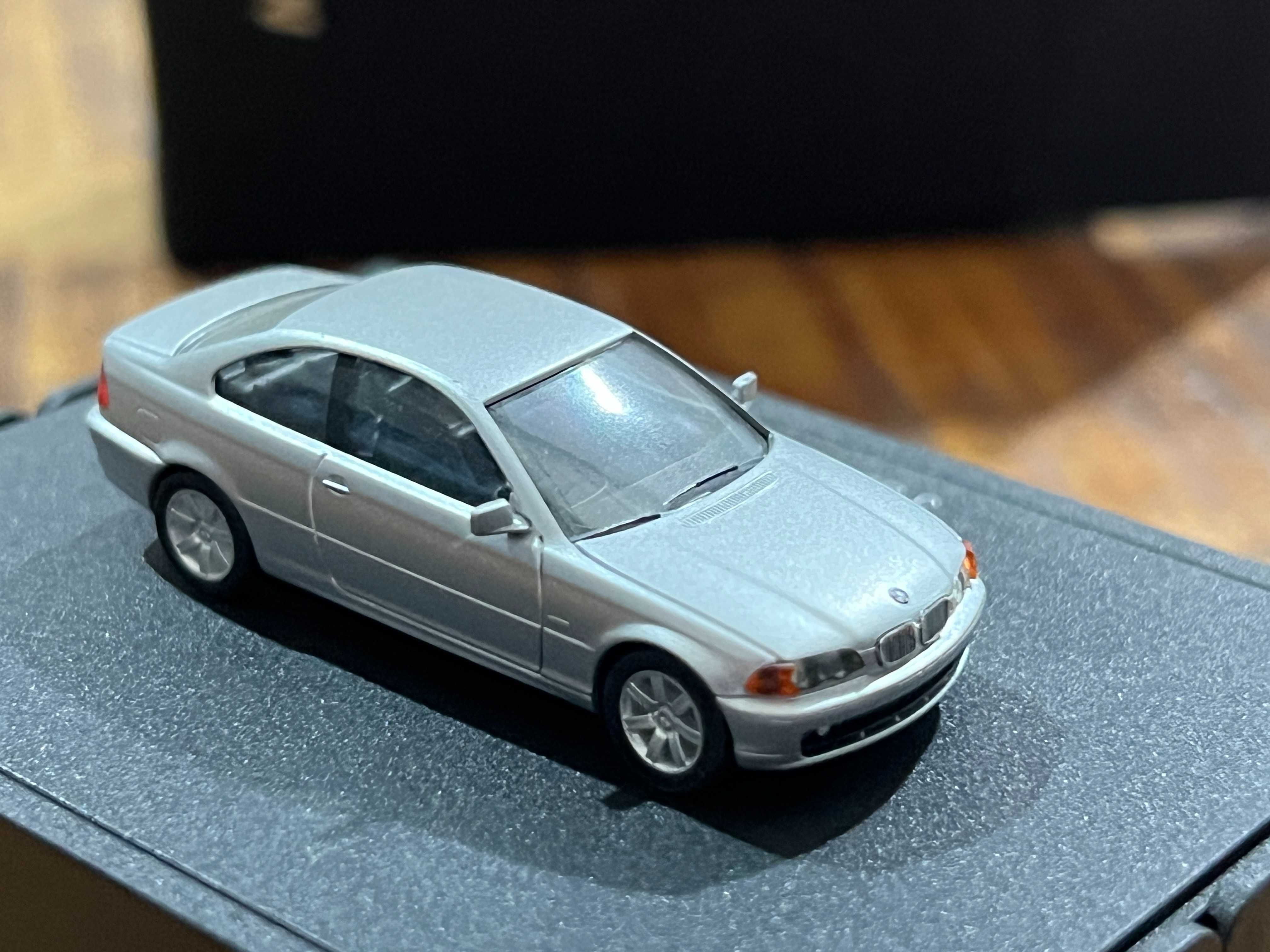 Macheta 1/87 HO Herpa Dealer Edition Postament BMW Seria 3 E46 Gri