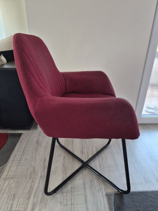 Тъмночервени столове