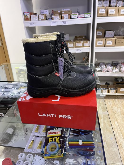 Vand Bocanci de lucru imblaniti  din piele