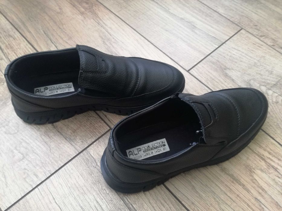 Продавам черни мъжки затворени обувки без връзки