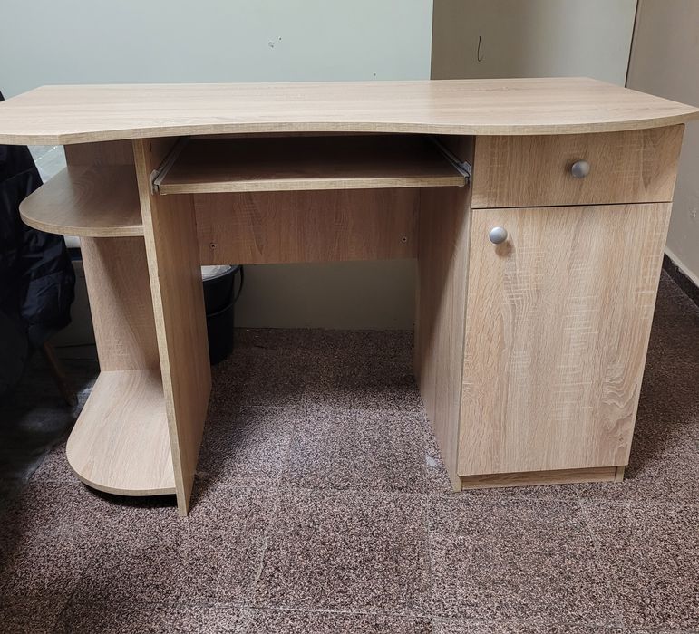 Ученическо бюро с поставка за клавиатура