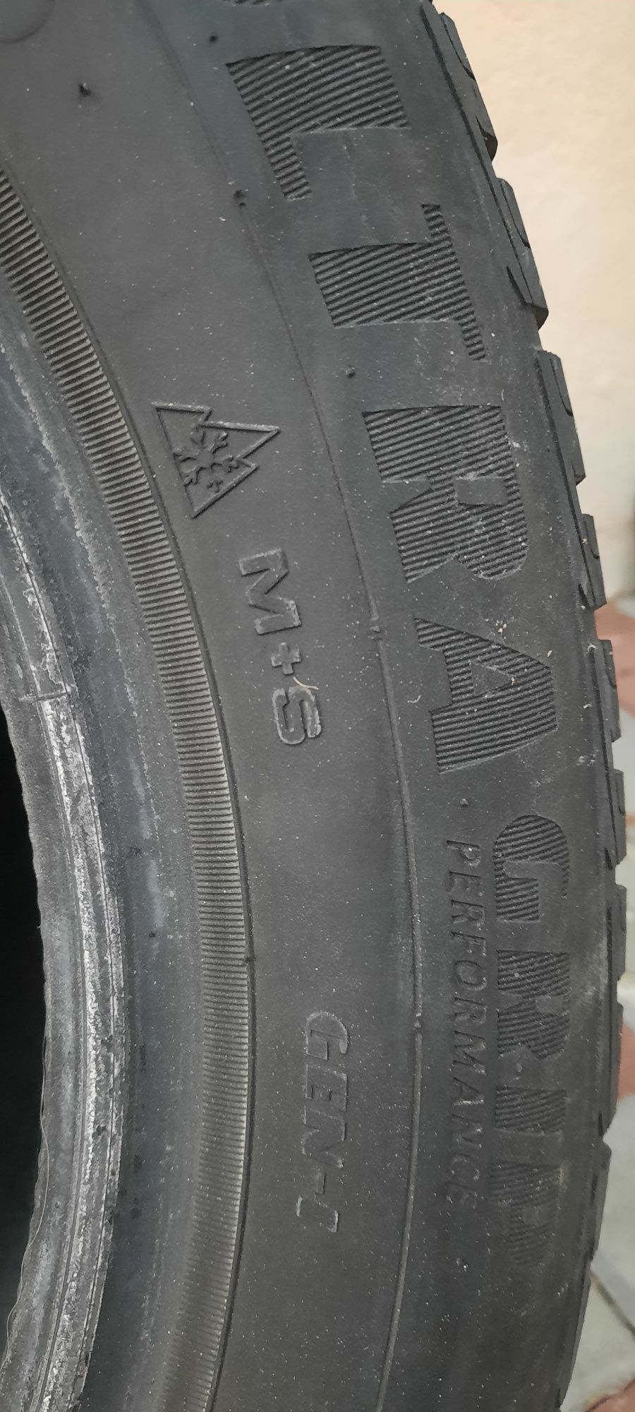 Vând doua anvelope Goodyear  215 55 R16  M+S