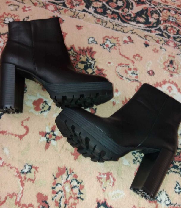 Botine cu toc și platformă