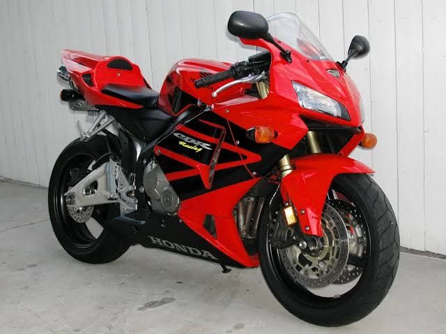 Dezmembrez Honda Cbr 600 rr model 2005-2006