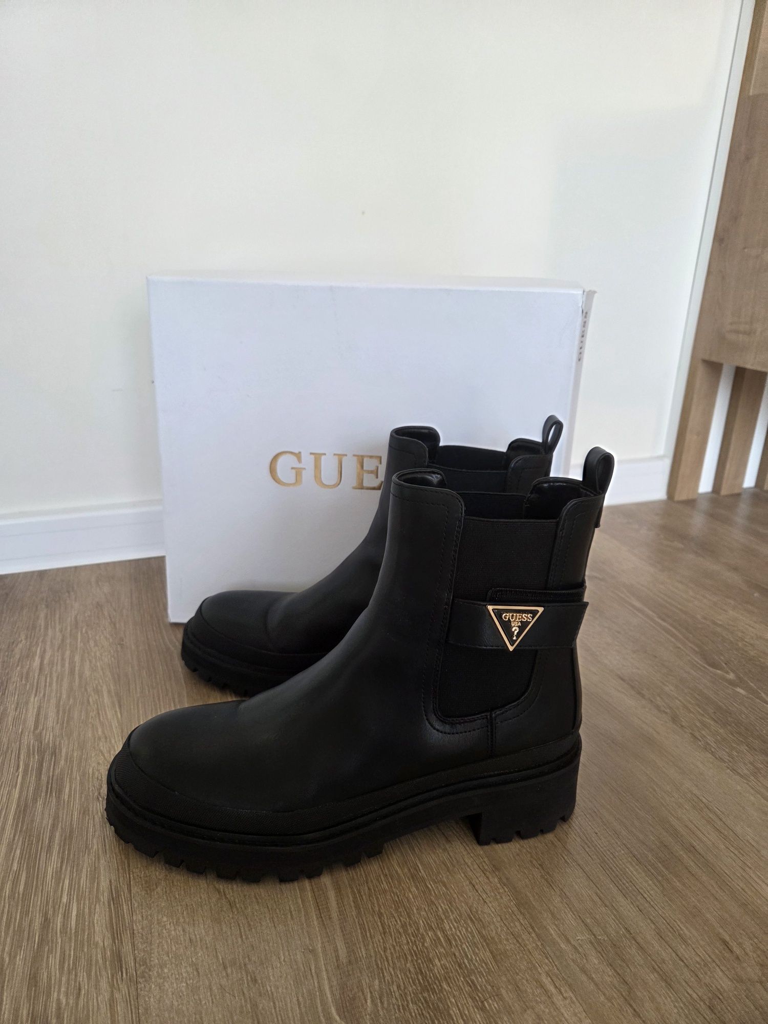 Кожени боти Guess нови