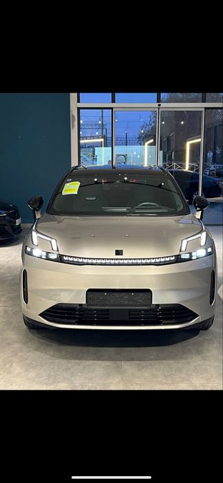 Lynk&Co 08 e-mp 220 4wd performance