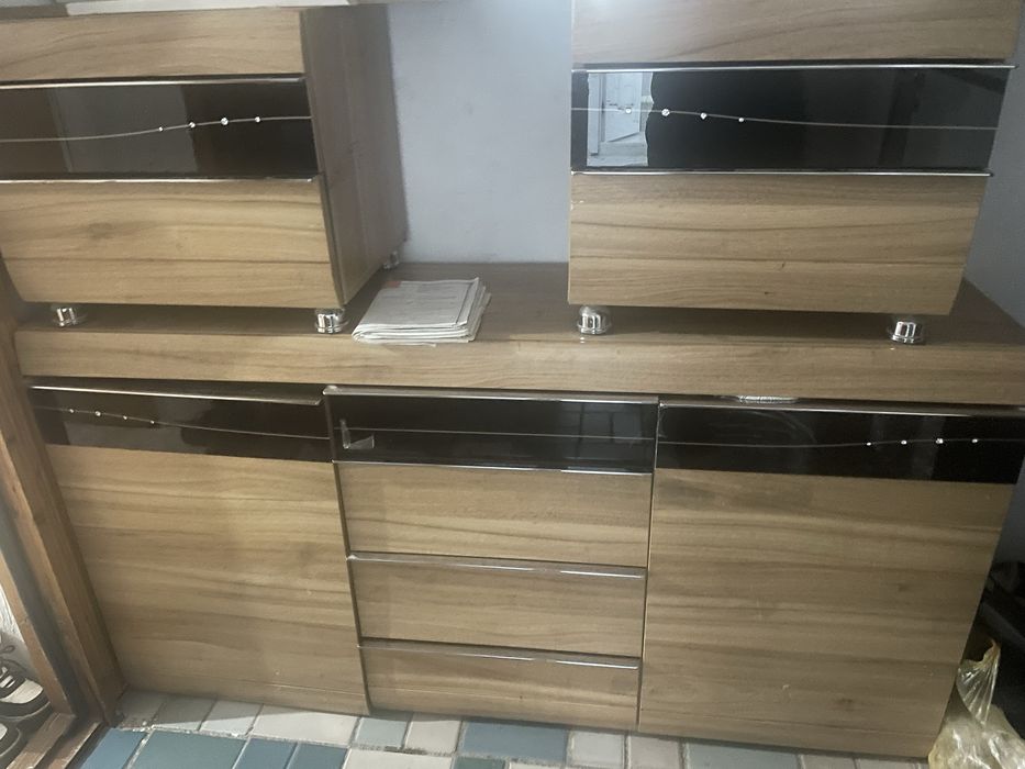 Продам комод в комплекте зеркалом и две тумбы