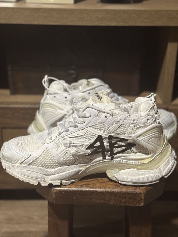 Balenciaga runner graffiti 42