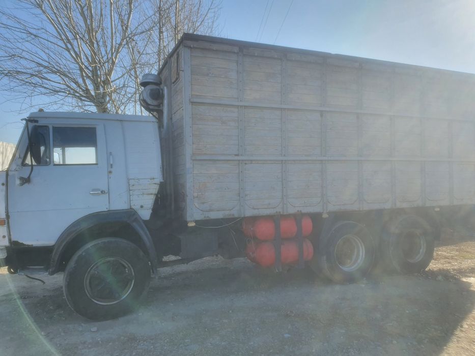 Kamaz yurip turgan mashina