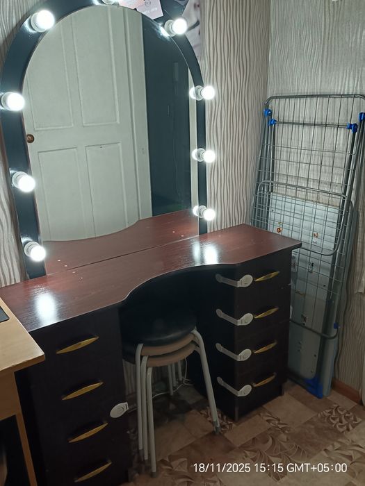 Продам туалетный столик