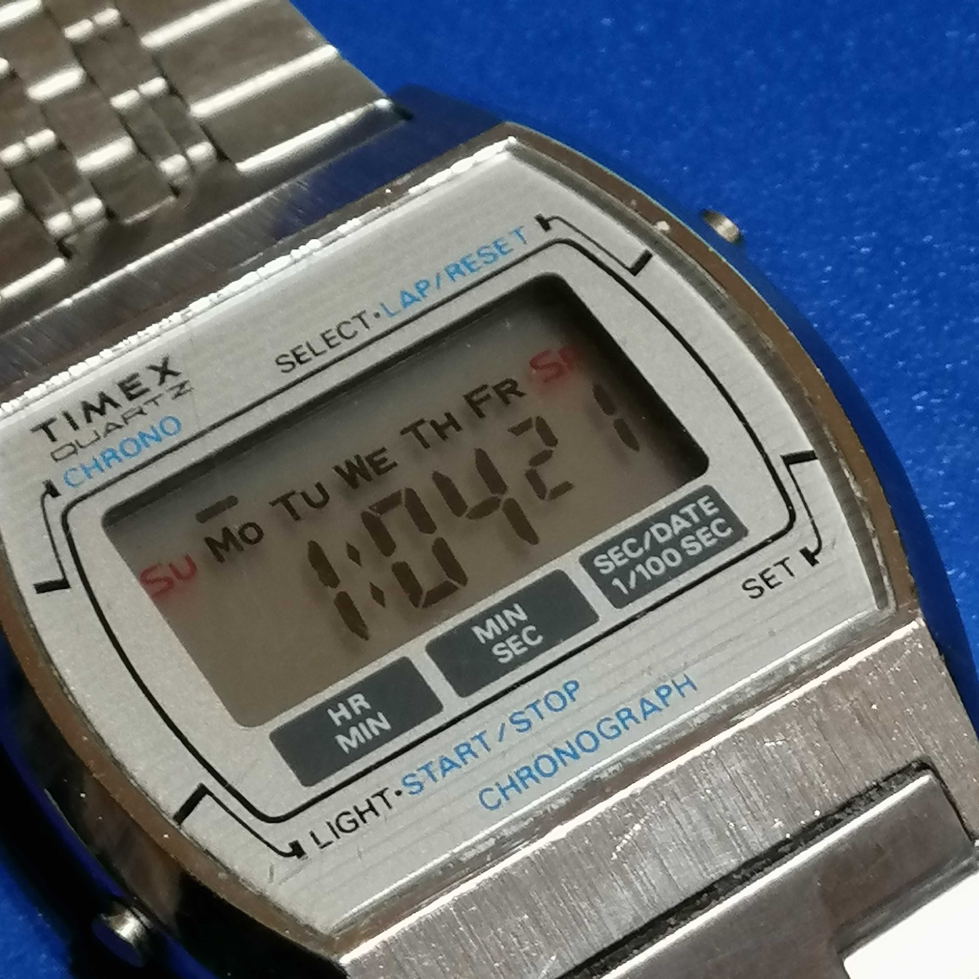 CEAS  foarte frumos  /bun - TIMEX  QUARTZ - LCD -anii 70