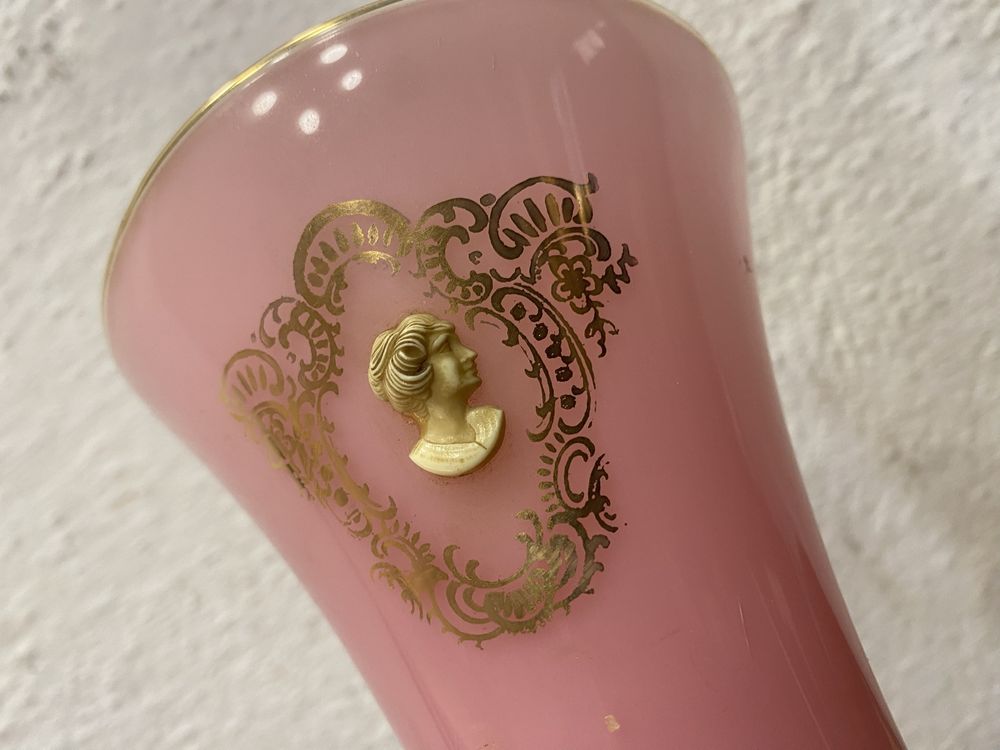 Италианска  розова ваза от разтопено стъкло и орнаменти от злато
