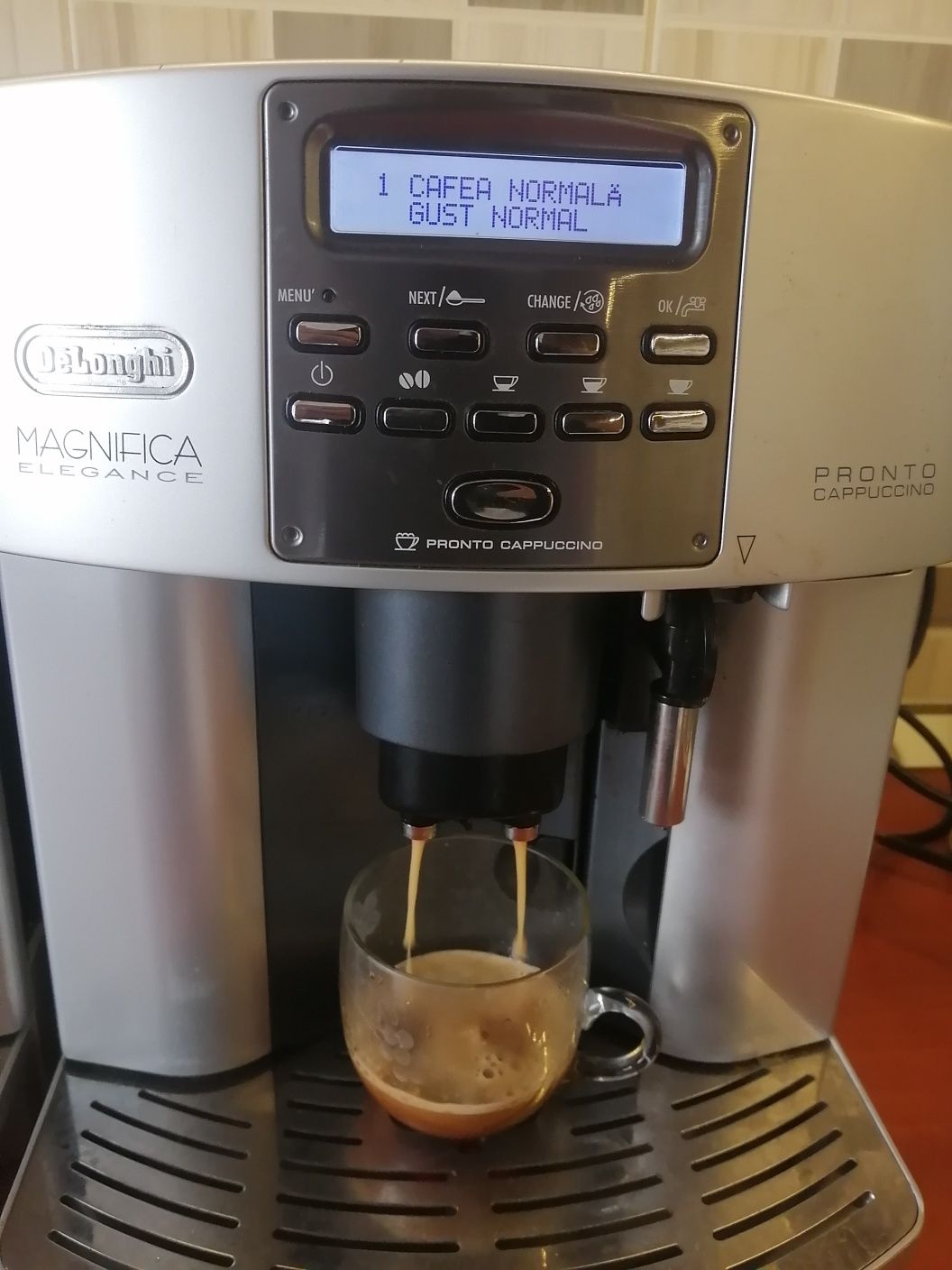 Expresor cafea Delonghi Magnifica automatic și elegante capucino